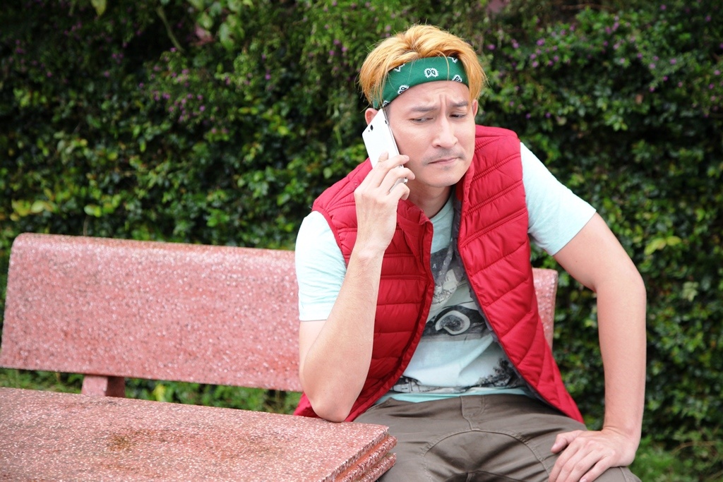 Huy Khanh lam tai xe taxi trong phim moi anh 1