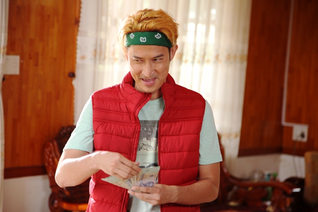 Huy Khanh lam tai xe taxi trong phim moi anh 2