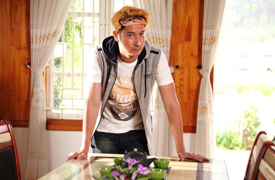 Huy Khanh lam tai xe taxi trong phim moi anh 5