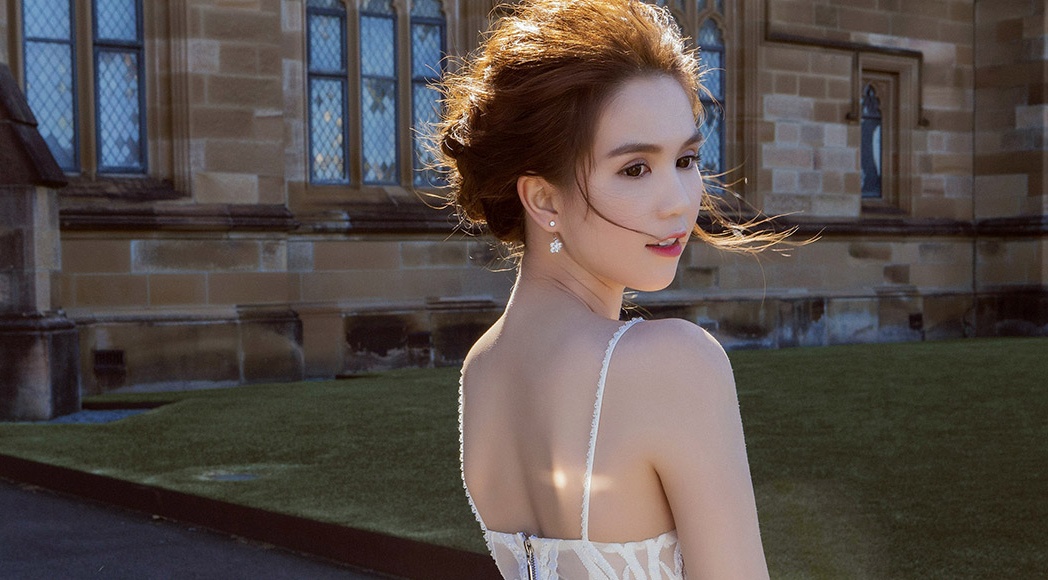 Ngoc Trinh dao pho Sydney voi dam voan trang hinh anh