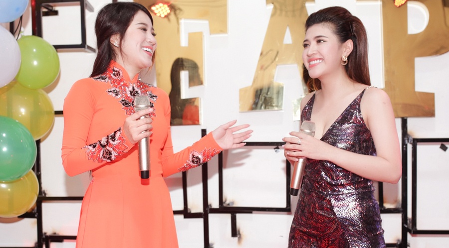 Hai chi em a quan lan dau to chuc dem nhac chung hinh anh