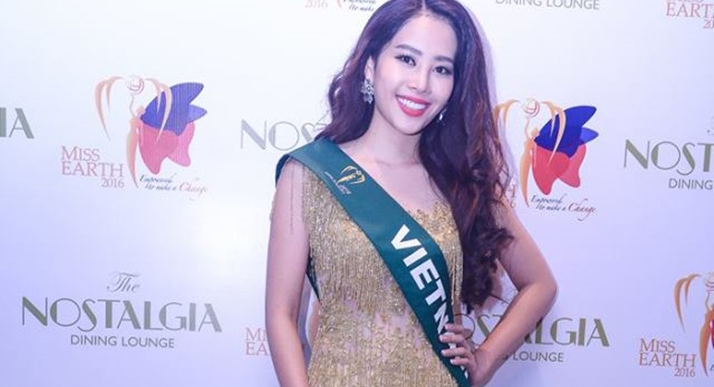 Nam Em dien lai vay cua Pham Huong du tiec o Miss Earth hinh anh