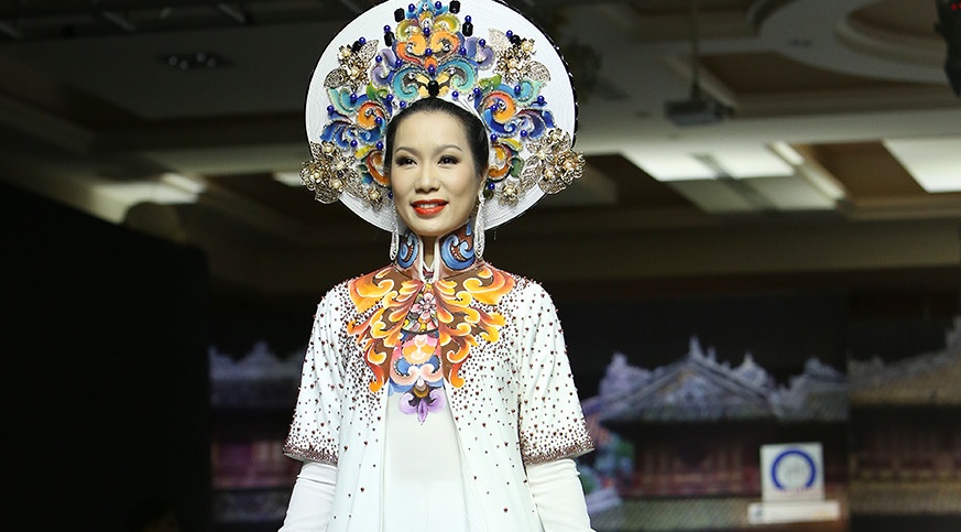 A hau Trinh Kim Chi lam vedette tren san dien thoi trang hinh anh