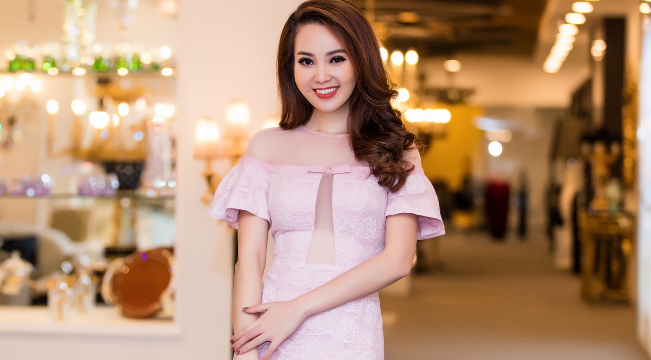 Nhung bo vay thanh lich cua A hau Thuy Van hinh anh