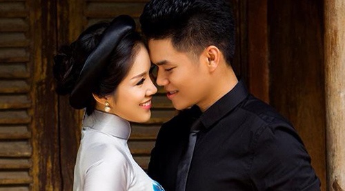 Ban trai kem 7 tuoi up mo sap cuoi Le Phuong hinh anh