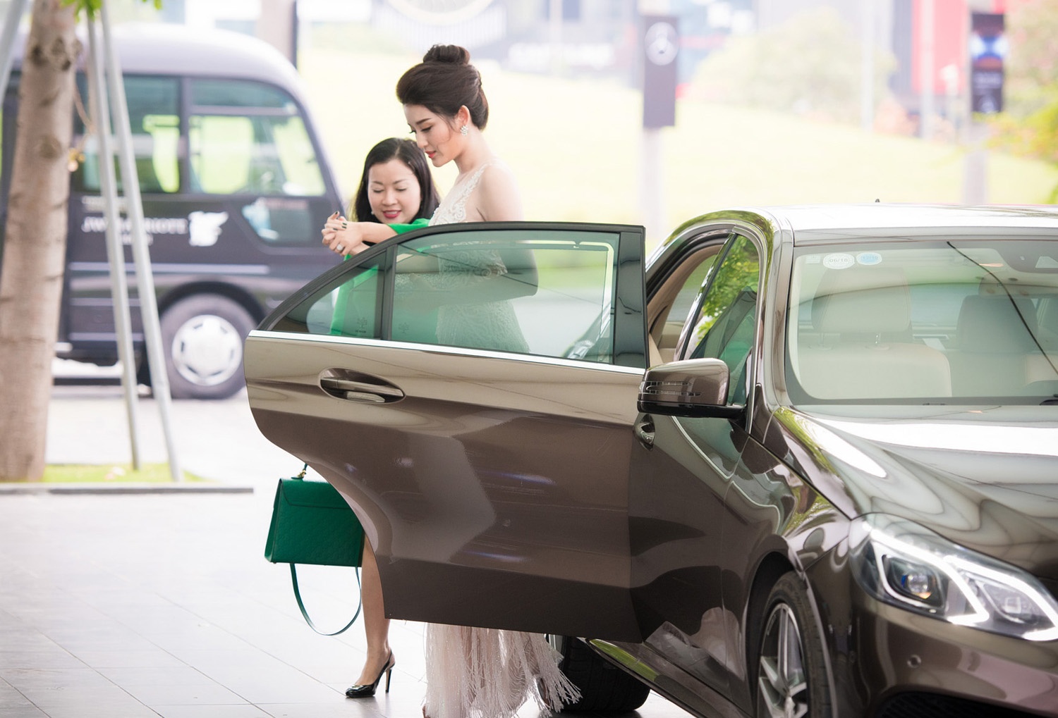 A hau Huyen My duoc me dua don o su kien hinh anh