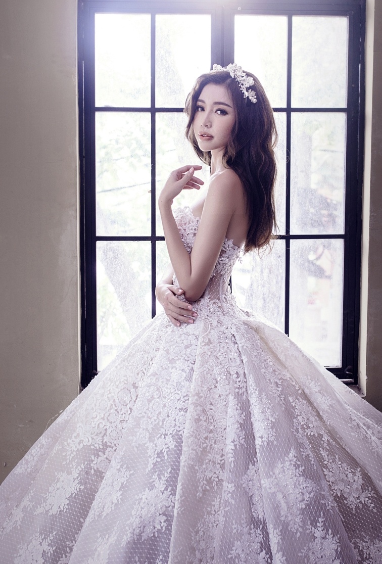 Elly Trần nữ tính với 6 bộ đầm phong cách công chúa ảnh 3 Elly Tran nu tinh voi 6 bo dam phong cach cong chua anh 3