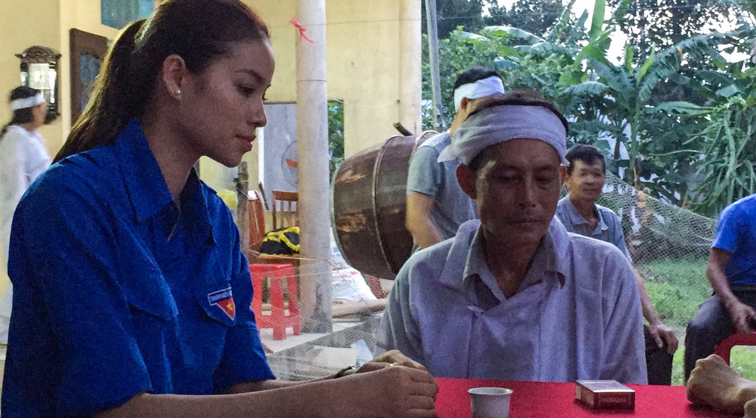 Pham Huong du dam tang nu tinh nguyen vien tu nan hinh anh