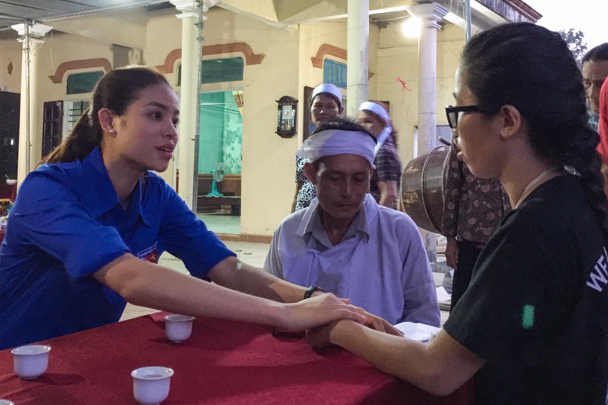 Phạm Hương thăm gia đình nữ sinh tử nạn ảnh 2 Pham Huong tham gia dinh nu sinh tu nan anh 2