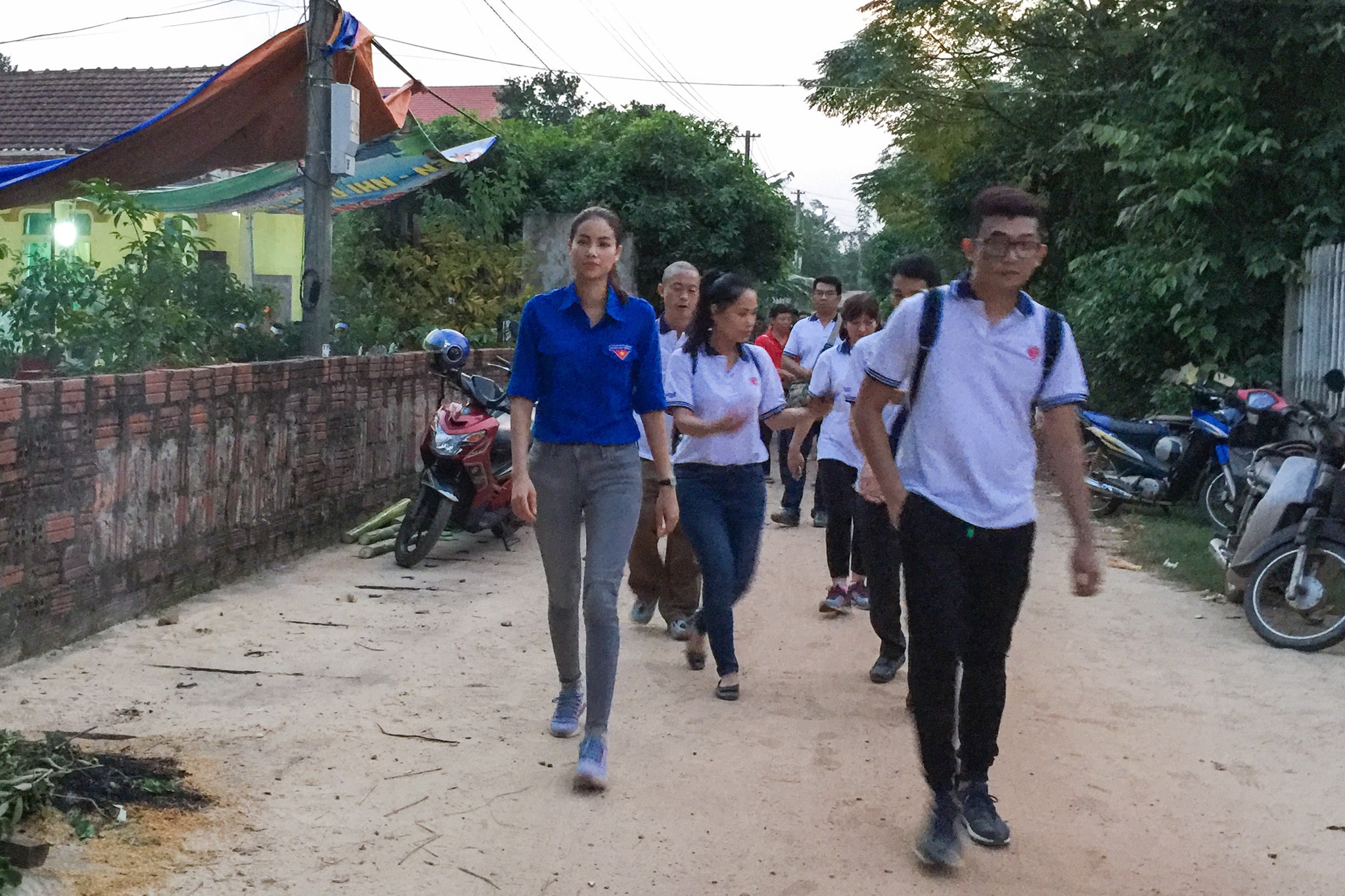 Phạm Hương thăm gia đình nữ sinh tử nạn ảnh 1 Pham Huong tham gia dinh nu sinh tu nan anh 1