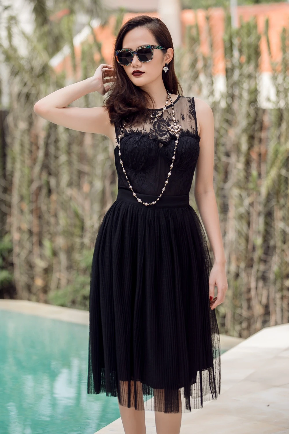 Hoa hau Dong Nam A dao pho voi 9 set do anh 1