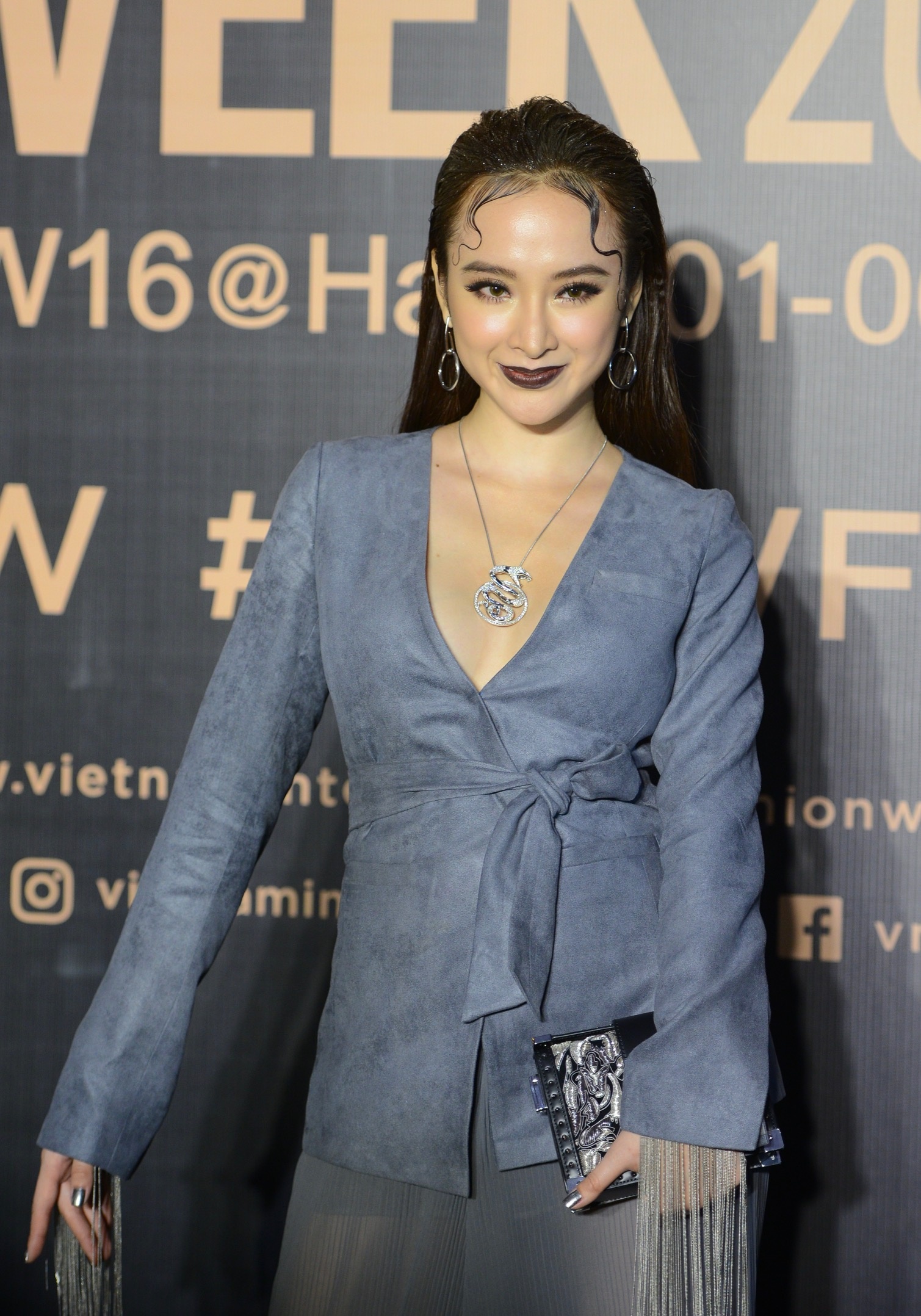 Quynh Chi mac dam quay goi cam di xem thoi trang anh 2