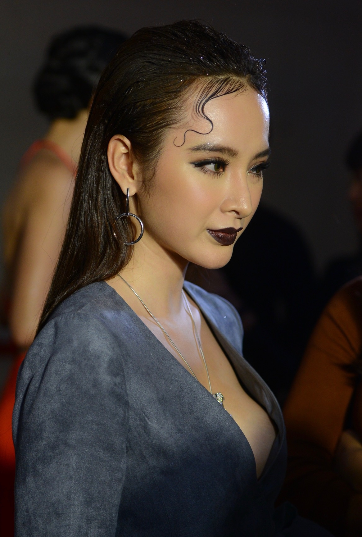 Quynh Chi mac dam quay goi cam di xem thoi trang anh 3