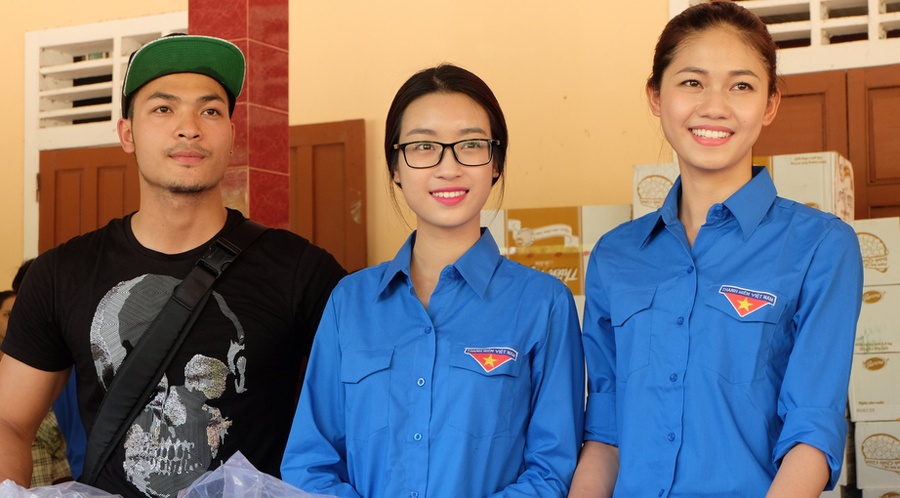 Hoa hau My Linh, a hau Thanh Tu den mien Trung lam tu thien hinh anh