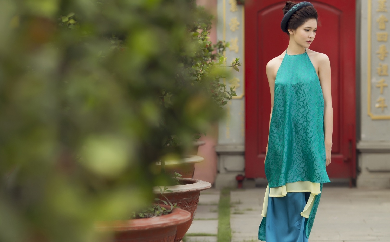 A hau Thuy Dung khoe vai tran anh 2