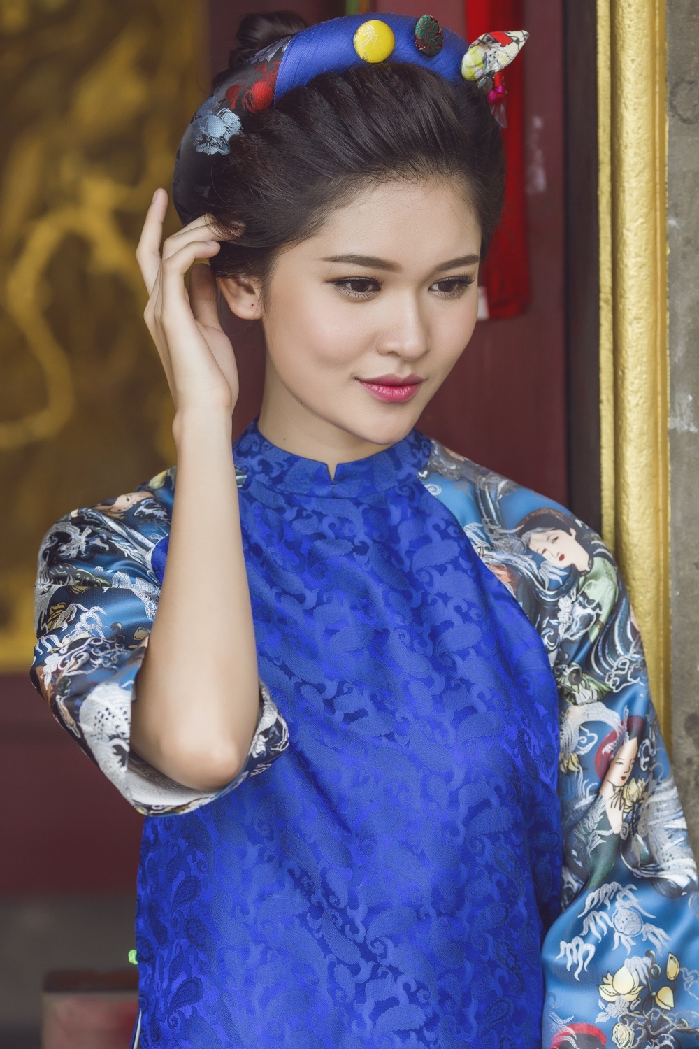 A hau Thuy Dung khoe vai tran anh 3