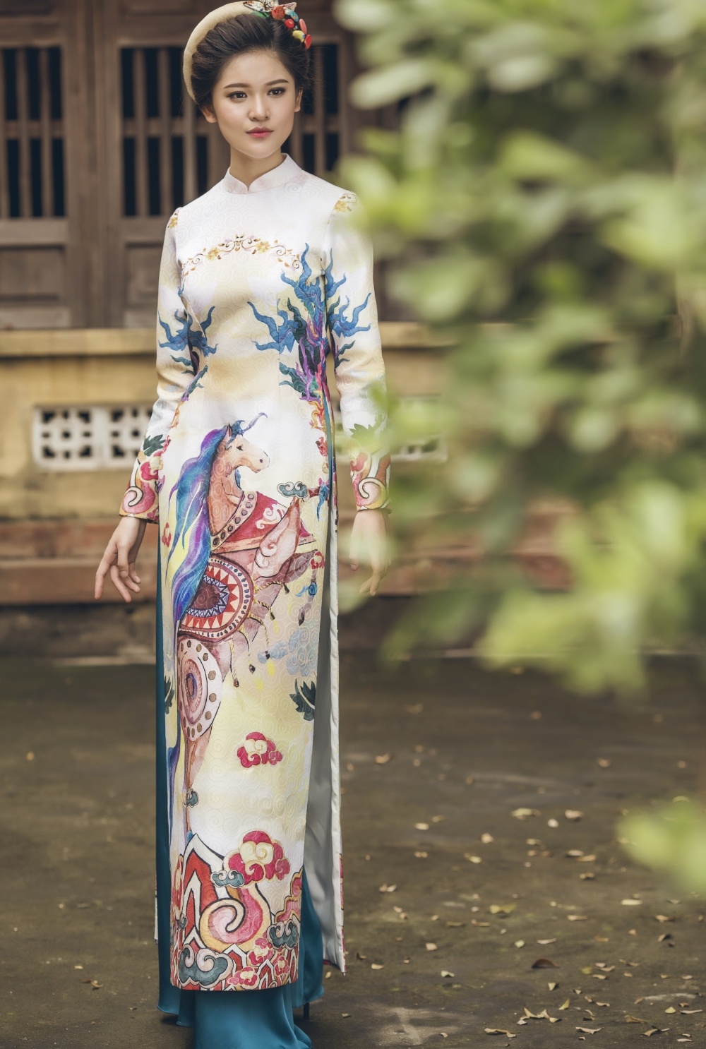 A hau Thuy Dung khoe vai tran anh 6