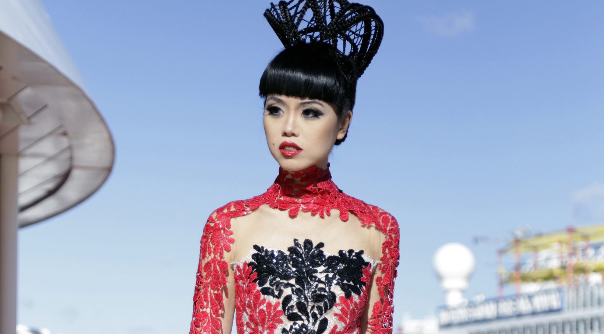 Nguoi mau goc Viet dien vay 25 kg catwalk tren boong tau hinh anh