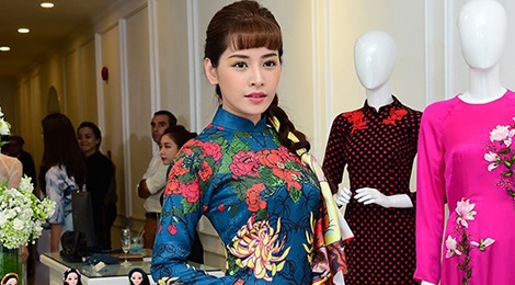 Dan sao Viet dien ao dai di su kien hinh anh