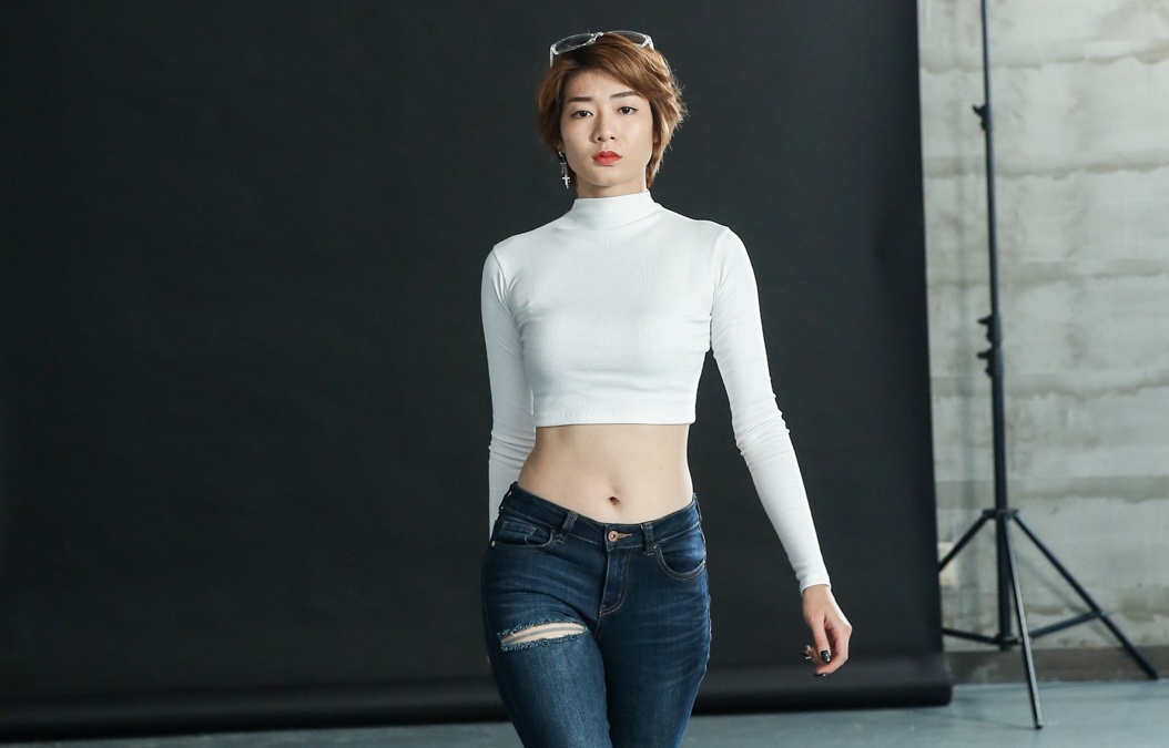 Dan chan dai khoe eo thon casting Tuan le thoi trang anh 1