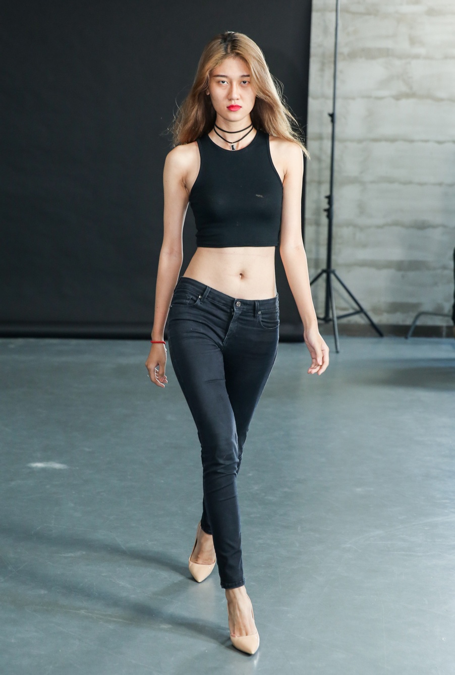 Dan chan dai khoe eo thon casting Tuan le thoi trang anh 3