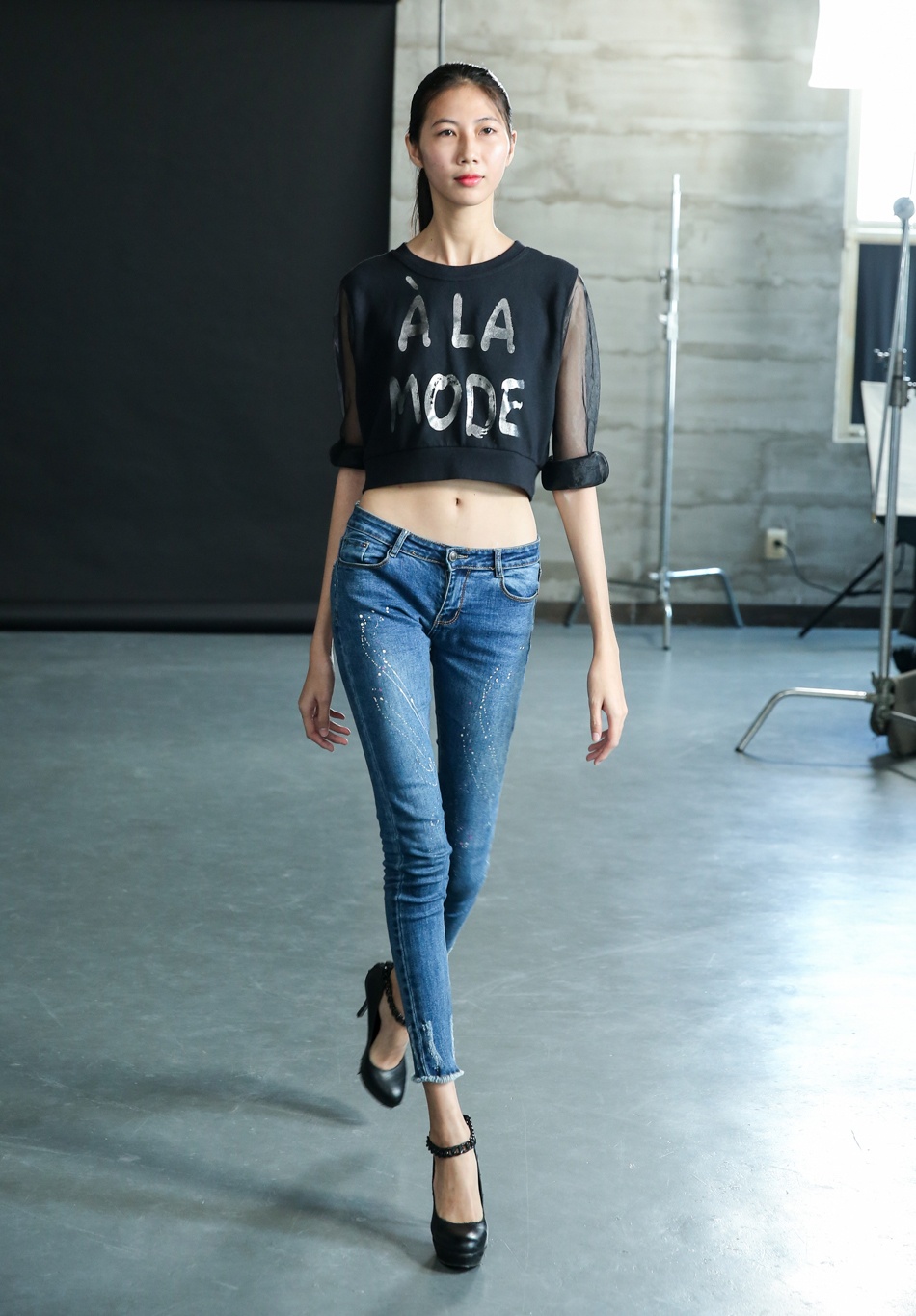 Dan chan dai khoe eo thon casting Tuan le thoi trang anh 4