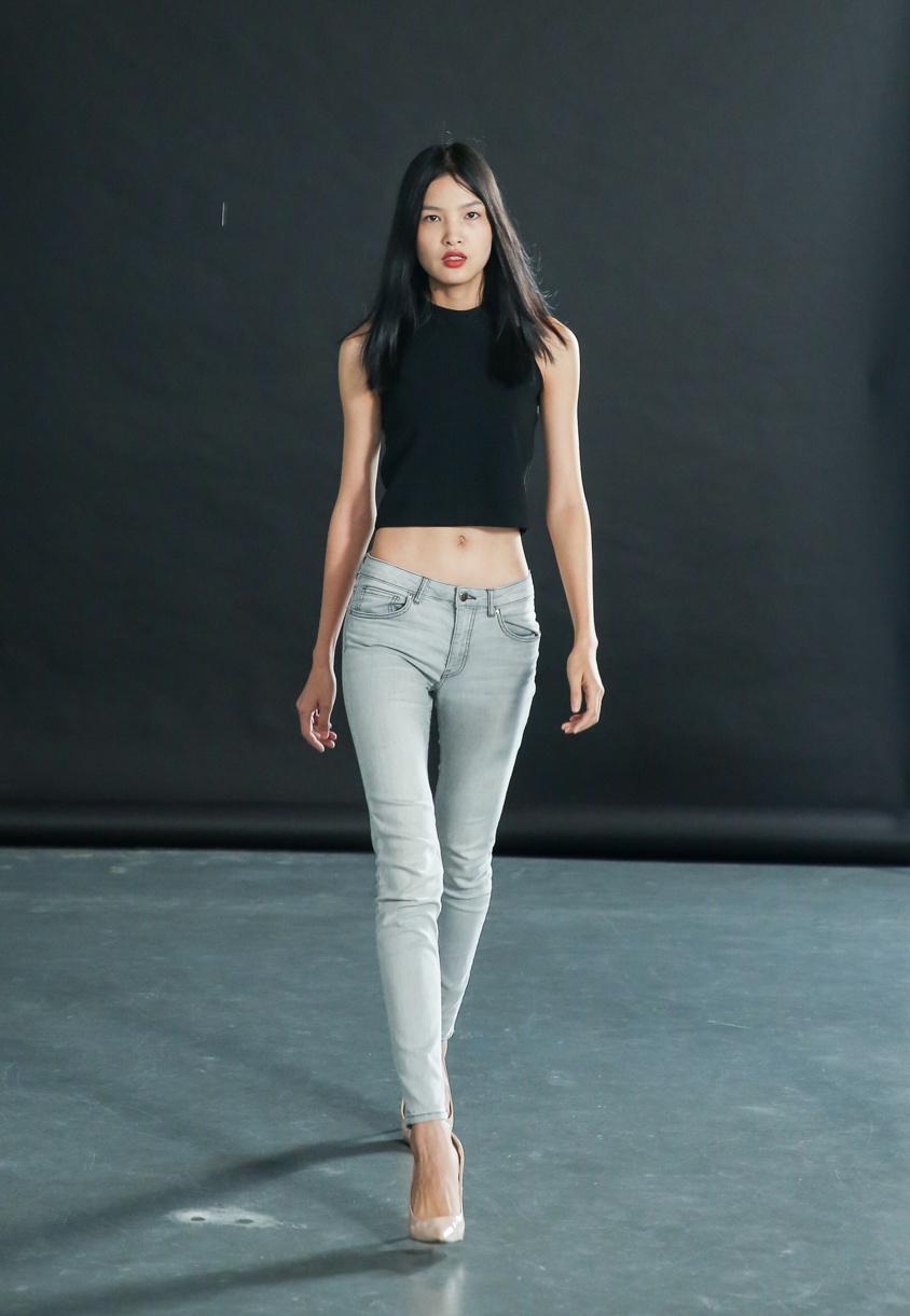 Dan chan dai khoe eo thon casting Tuan le thoi trang anh 5