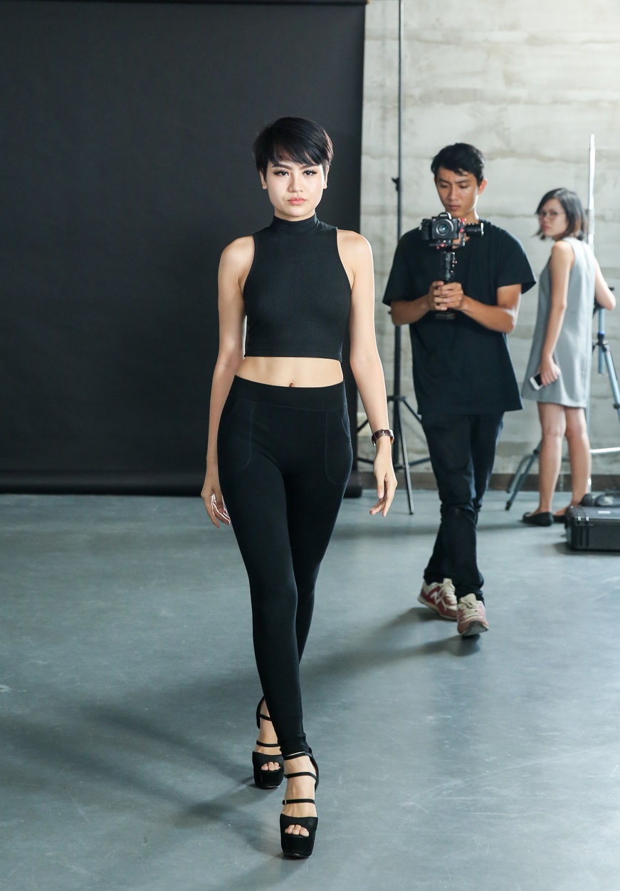 Dan chan dai khoe eo thon casting Tuan le thoi trang anh 6