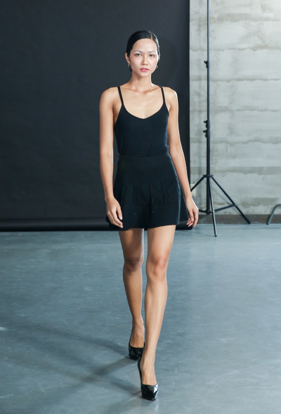 Dan chan dai khoe eo thon casting Tuan le thoi trang anh 7