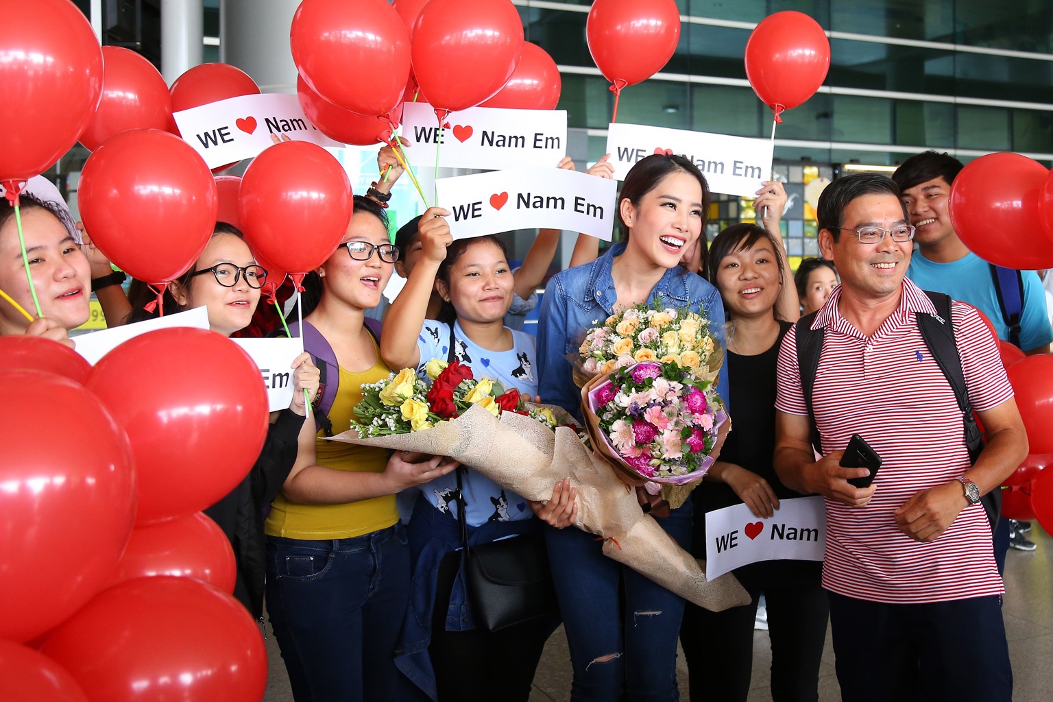 Nam Em rang ro o san bay anh 2