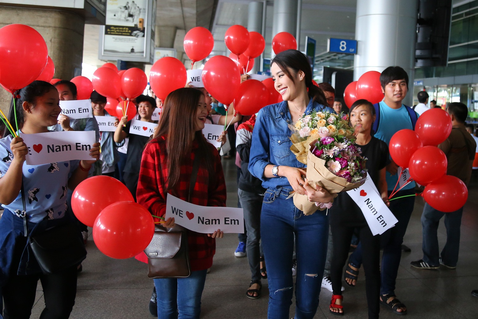 Nam Em rang ro o san bay anh 3