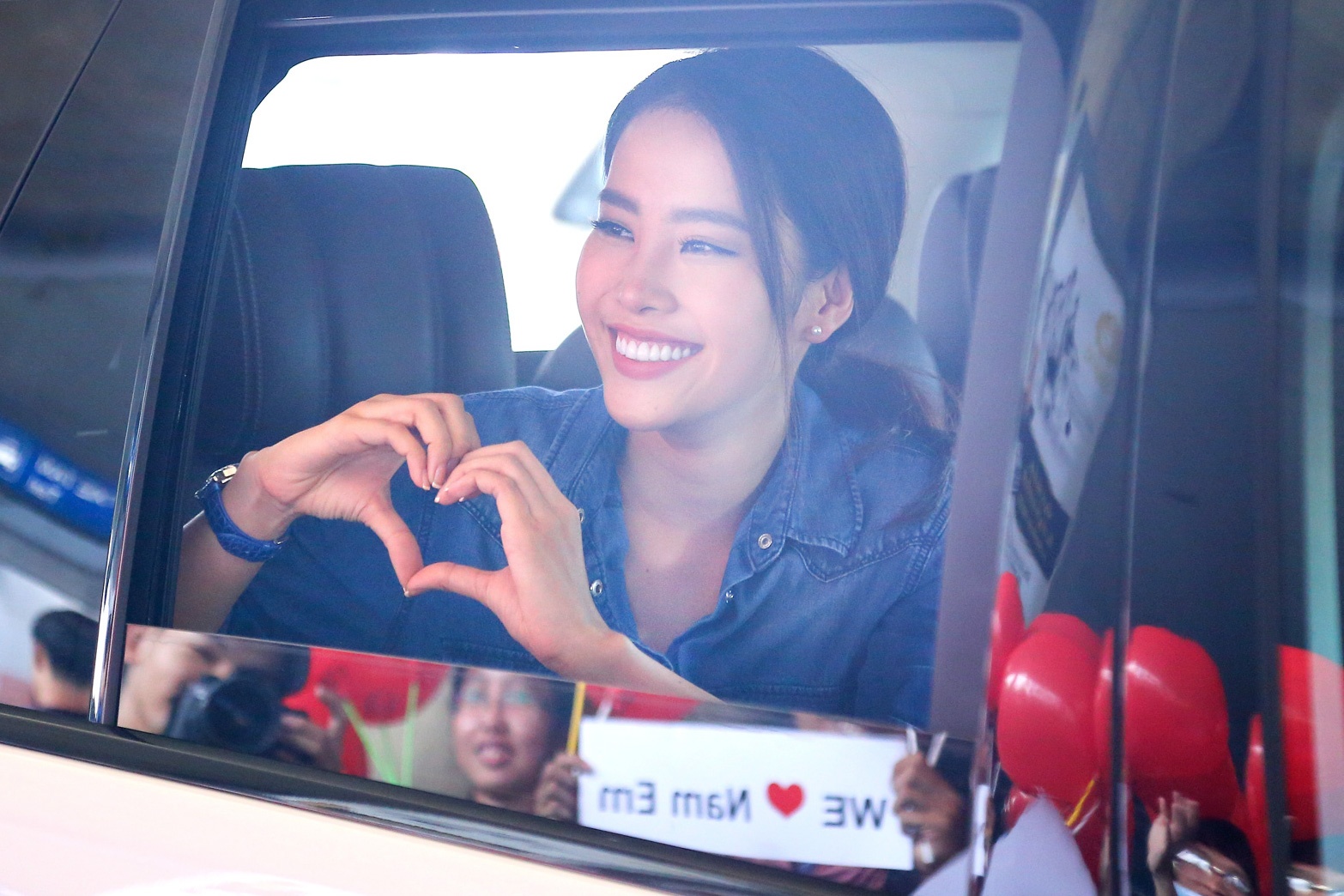 Nam Em rang ro o san bay anh 7