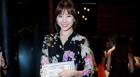 Hari Won, Truong Ngoc Anh vao nhom sao mac xau thang 10 hinh anh