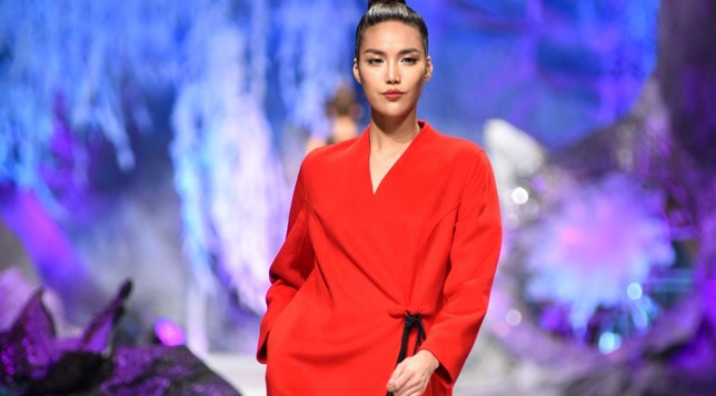 Dong nghiep buc xuc khi bi doi do voi Lan Khue hinh anh