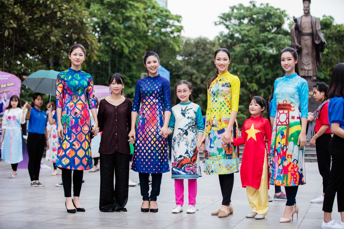 Dan nguoi dep Hoa hau Viet Nam dien ao dai nhay flashmob anh 2