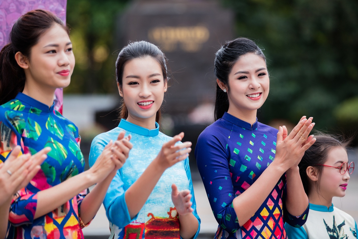 Hoa hau, a hau Viet Nam dien ao dai nhay flashmob hinh anh