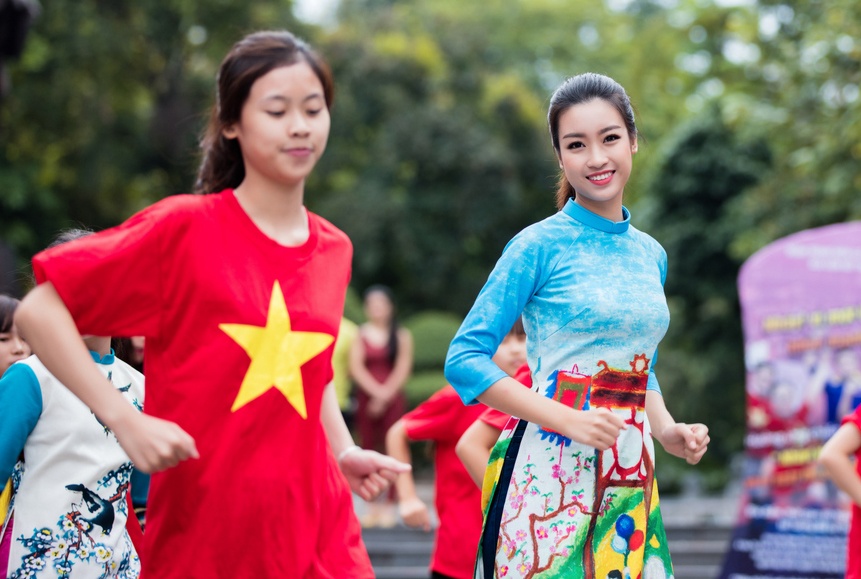 Dan nguoi dep Hoa hau Viet Nam dien ao dai nhay flashmob anh 4