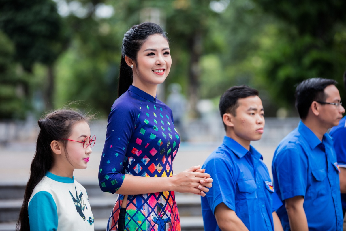 Dan nguoi dep Hoa hau Viet Nam dien ao dai nhay flashmob anh 5