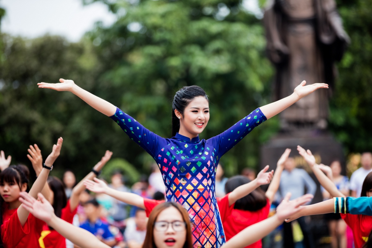 Dan nguoi dep Hoa hau Viet Nam dien ao dai nhay flashmob anh 6