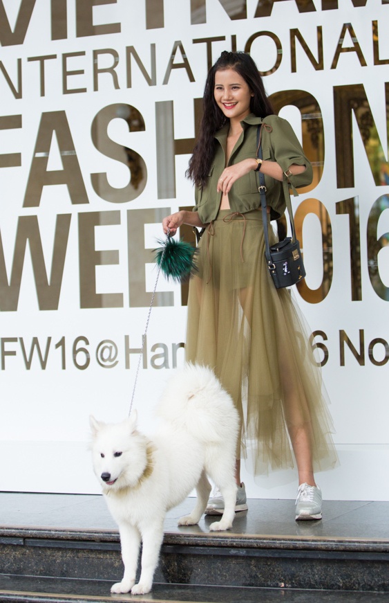 Street style ben le Tuan le Thoi trang quoc te VN anh 4