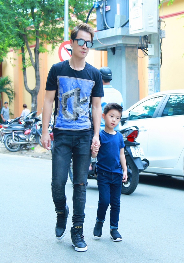 Dang Khoi dua con trai di mua sam anh 1