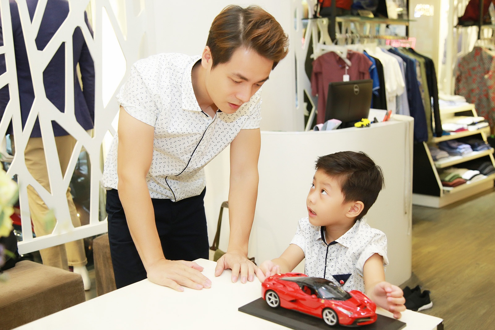 Dang Khoi dua con trai di mua sam anh 7