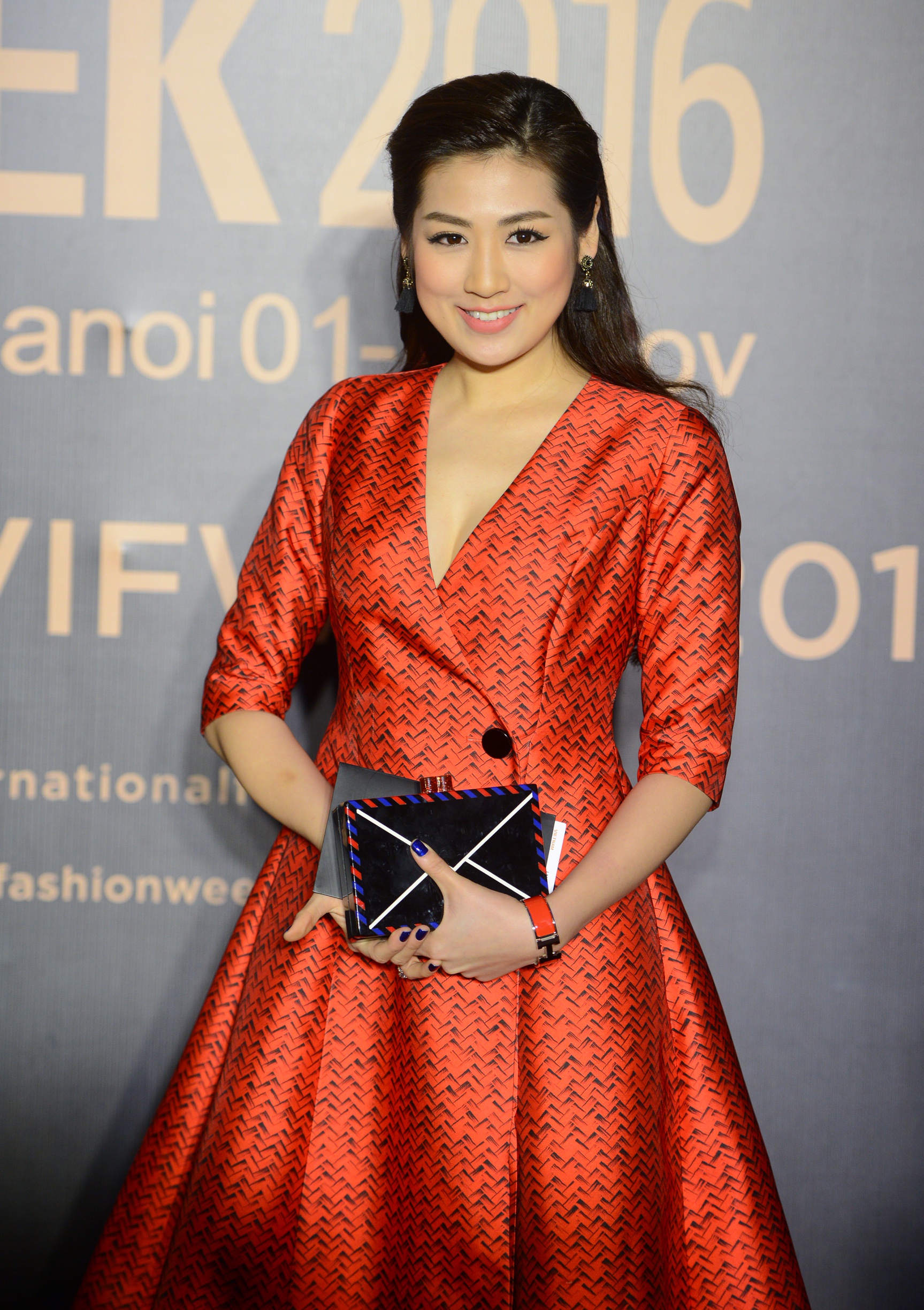 Quynh Chi mac dam quay goi cam di xem thoi trang anh 10