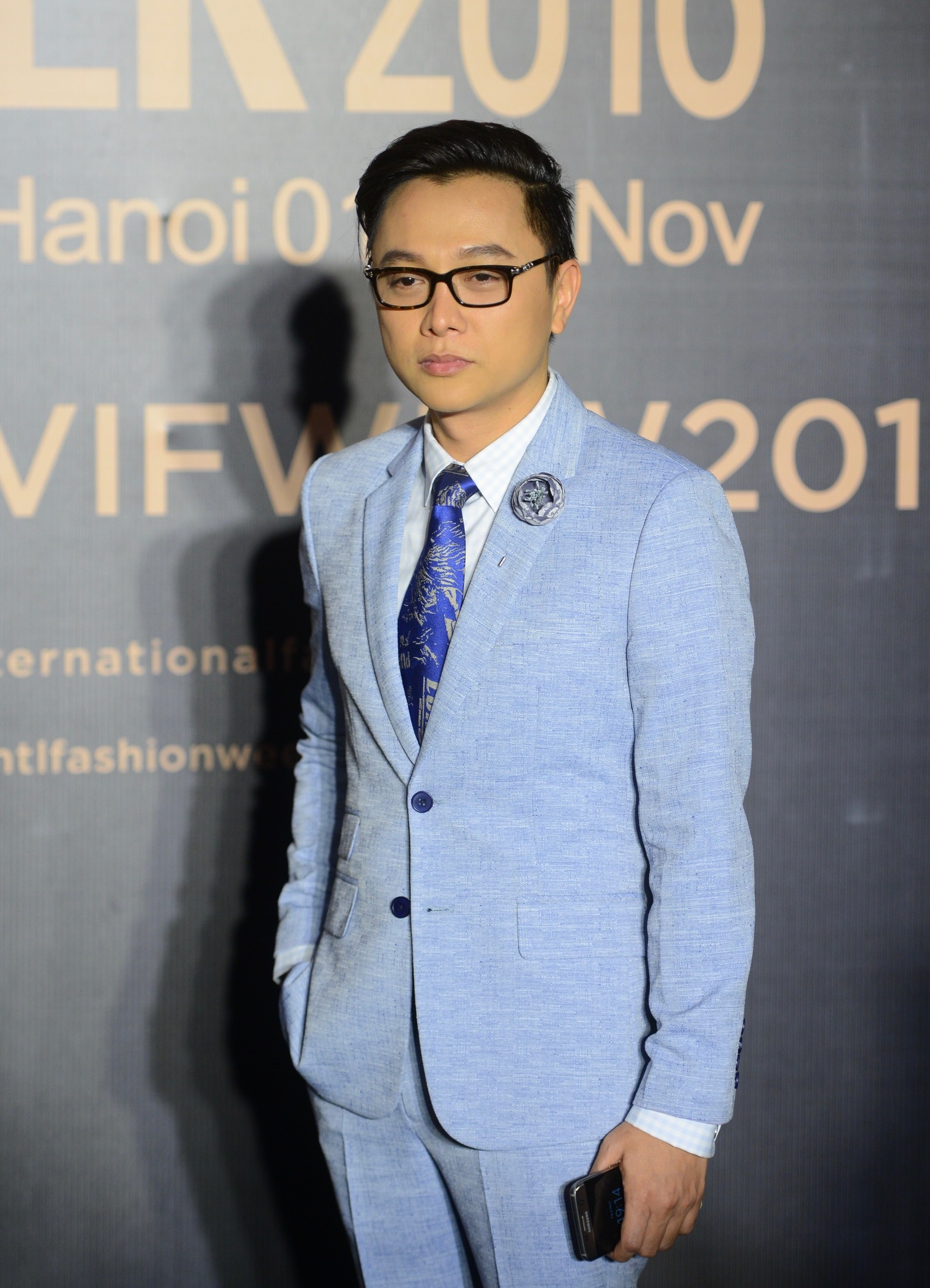 Quynh Chi mac dam quay goi cam di xem thoi trang anh 17