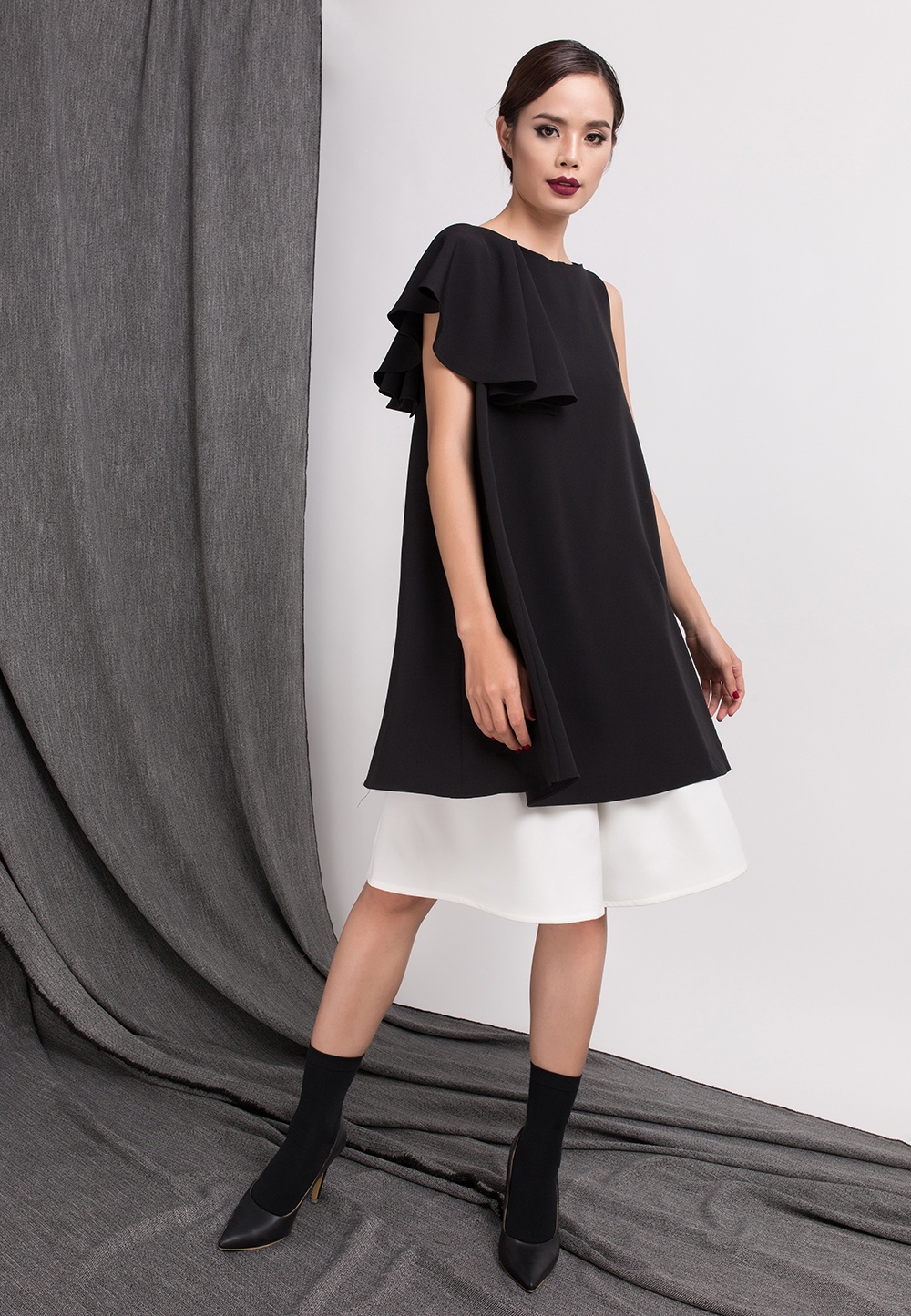 Trần Hiền sành điệu với 10 bộ đồ đen trắng ảnh 9 Tran Hien sanh dieu voi 10 bo do den trang anh 9