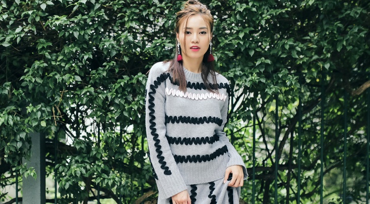 Ninh Duong Lan Ngoc phoi trang phuc voi phu kien la mat hinh anh