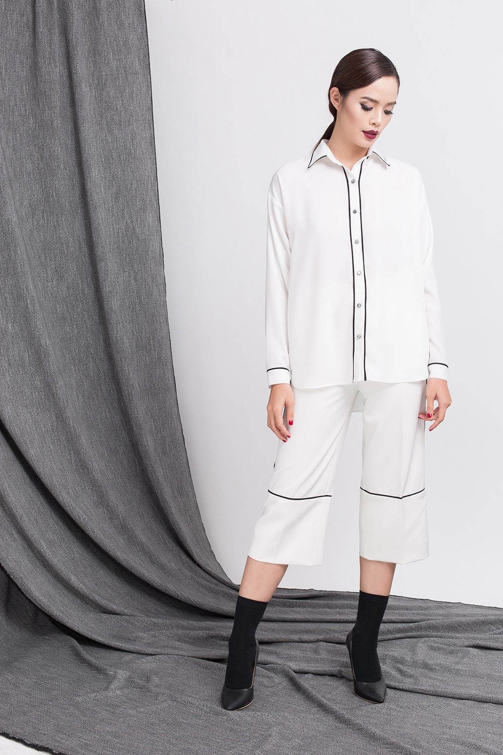 Trần Hiền sành điệu với 10 bộ đồ đen trắng ảnh 2 Tran Hien sanh dieu voi 10 bo do den trang anh 2