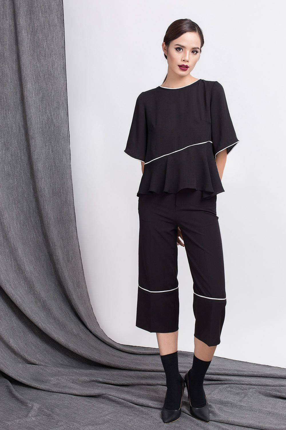 Trần Hiền sành điệu với 10 bộ đồ đen trắng ảnh 3 Tran Hien sanh dieu voi 10 bo do den trang anh 3