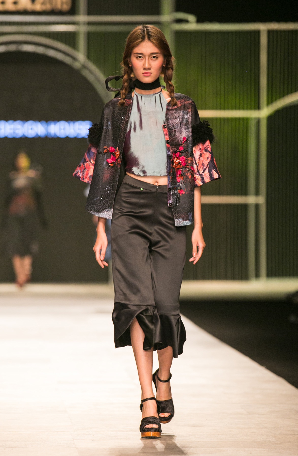 Quan quan Huong Ly trinh dien BST Thuy Nguyen anh 7