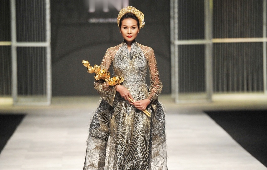 Thanh Hang catwalk voi 50 luong vang anh 1